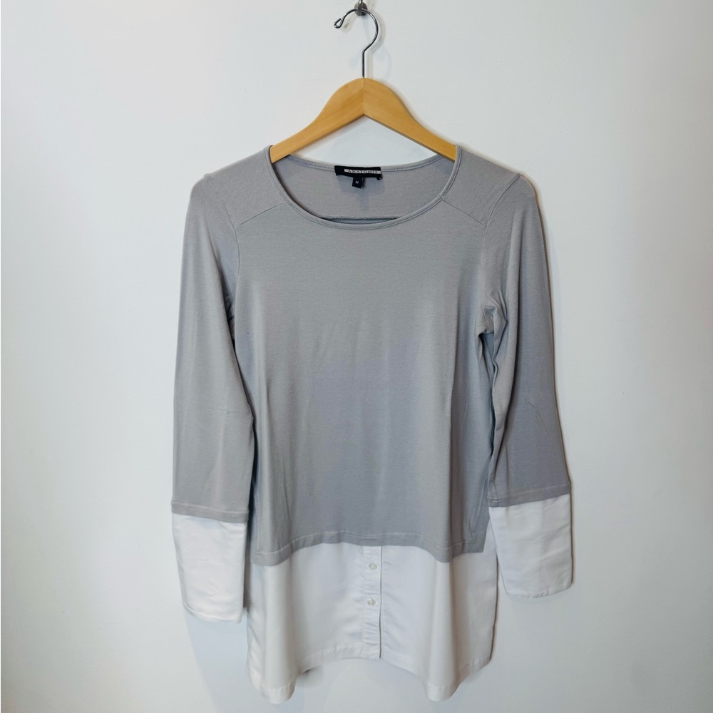 Anatomie Gray and White Women's Top, soft with button down accents.
Size M.
